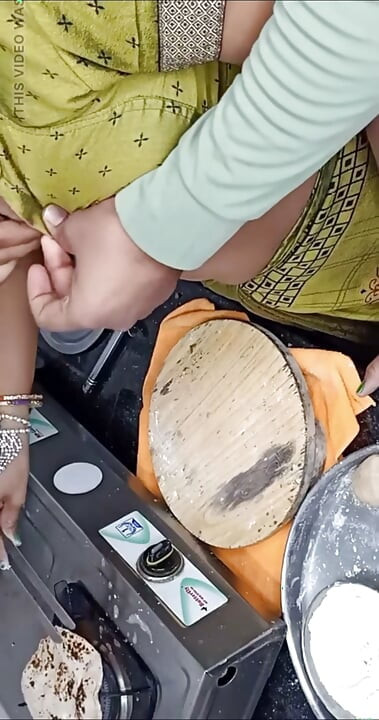 Bhabhi blev fanget af devar mens hun lavede roti, devar overtalede hende kærligt og gav hende derefter pikken i munden
