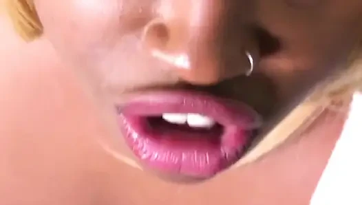 Seksi Nina Rivera amıyla oynuyor ve Noel ağacının altında Don Whoe'nun sikini emiyor