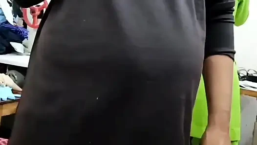 Bluzunu Sıkmak Için Terzi Ustasına Gitmişti. Terzi Efendisi Penisini Sokarak Amcığını Gevşetti