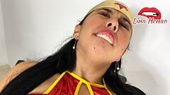 Lina Henao si traveste da Wonder Woman per dedicare uno schizzo al suo fan # 1