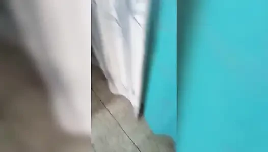 Üvey kız kardeşimin sıska kız arkadaşını duşta buluyorum
