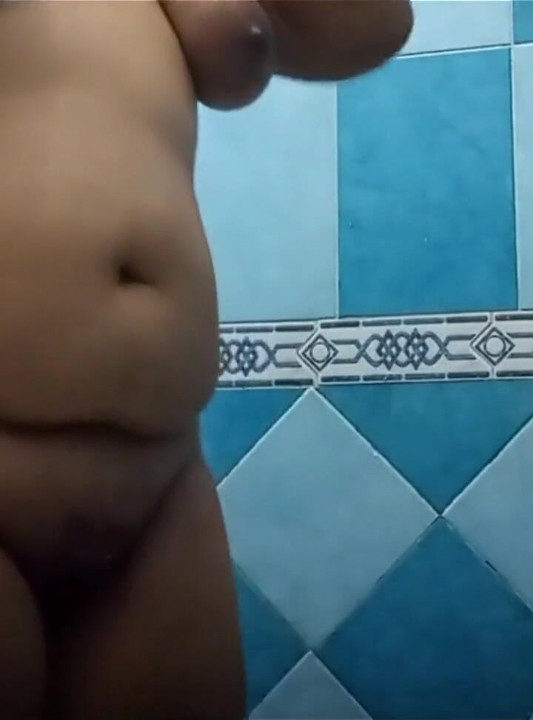 Karmica lagi asik mandi