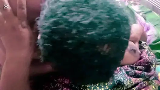 Ibu tiri ngentot ibu tirinya yang lebih muda dan seksi di manik-maniknya