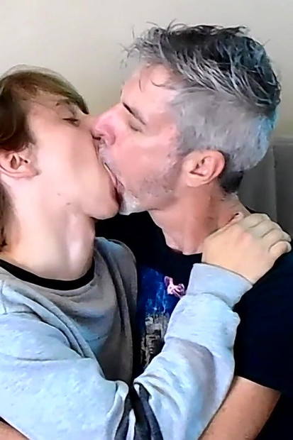 Hot Gay Kissing with Elis