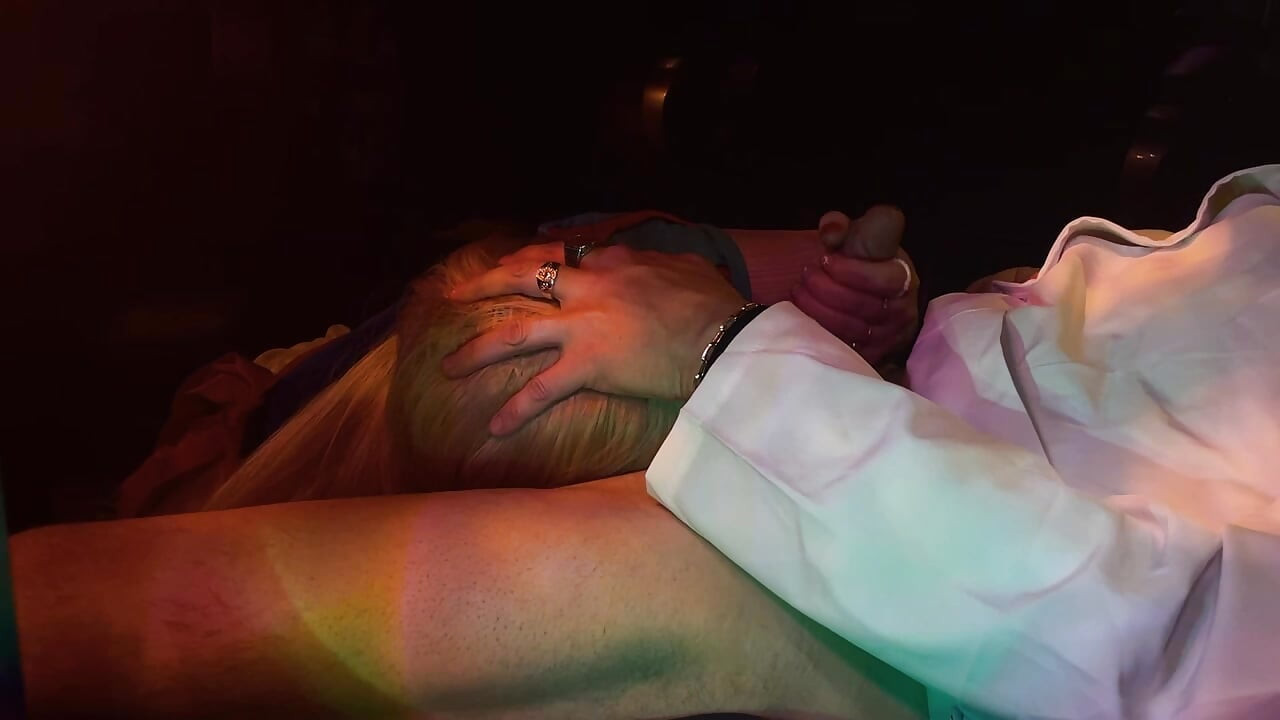 En rask håndjobb og stort cumshot