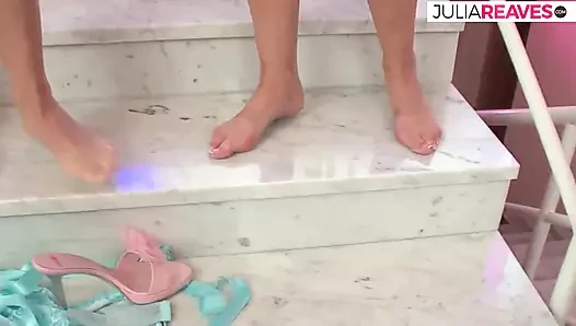 Blonde mädchen lecken sich die muschis der anderen und ficken dann mit klobigen dildos