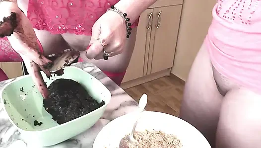 Две девушки Взрослая зрелая милфа и молодая девушка девственница в секси футболке без трусиков и лифчика целуются в кухне. Лесбиянки Нудисты