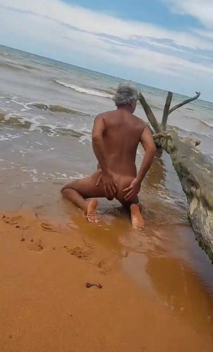 Ladysilva naken på stranden