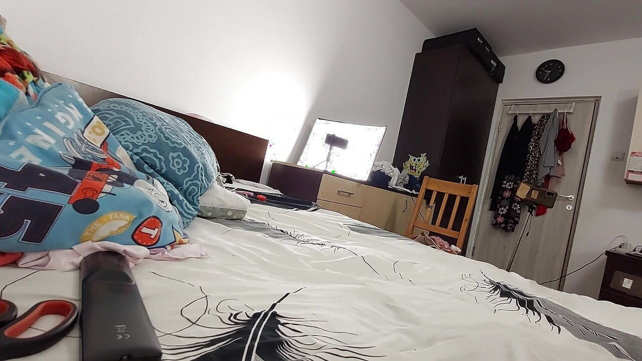 Amatőr MILF jógázik meztelenül, szőrös puncival, nagy seggel, nagy mellekkel.