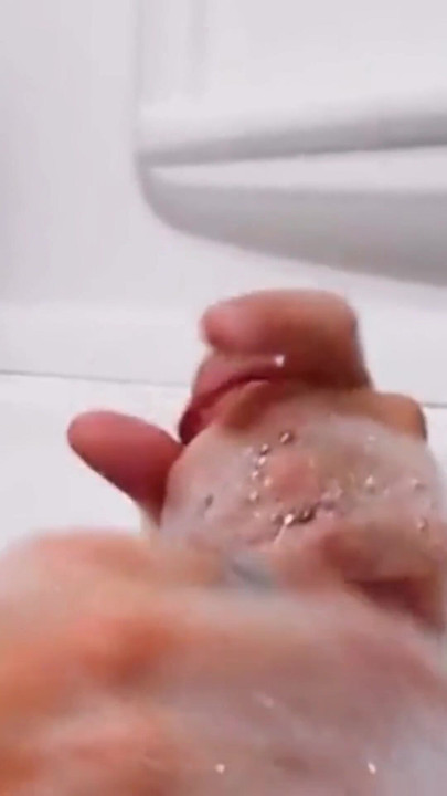 パパが大きなペニスを男の子に見せる | クリップ 1