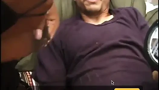 Gadis kotor dibanting sambil membocorkan susu untuk payudara besar di sofa
