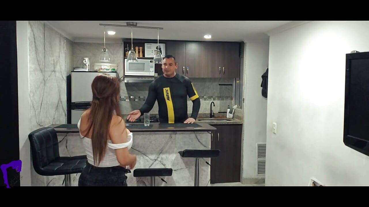 MILF Latina Z Jazdy Na Rowerze, Moja Napalona Żona Ssie Mojego Kutasa I Sprawia, Że Spuszczam Się Na Jej Duże Cycki