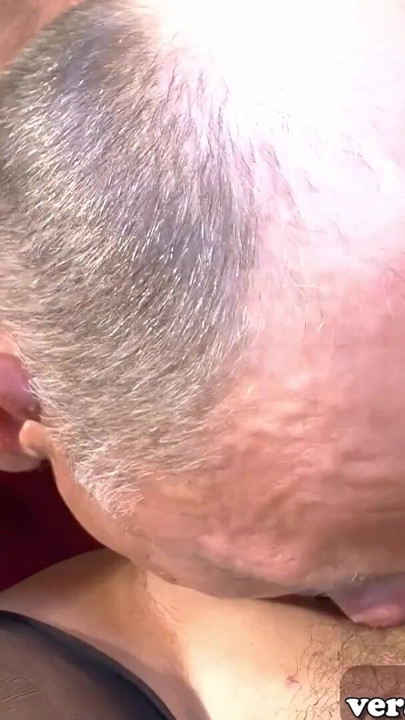 Bà nội trợ người Đức cao lớn tiếp cận và đụ bởi ông nội trên đường phố | Clip 2