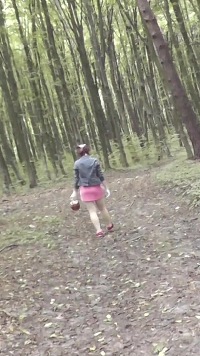 Detik emosi dari "Milf di bawah skirt tiada seluar dalam memilih cendawan di dalam hutan. Milf pantat. Luaran. Luar. Gaya doggy."