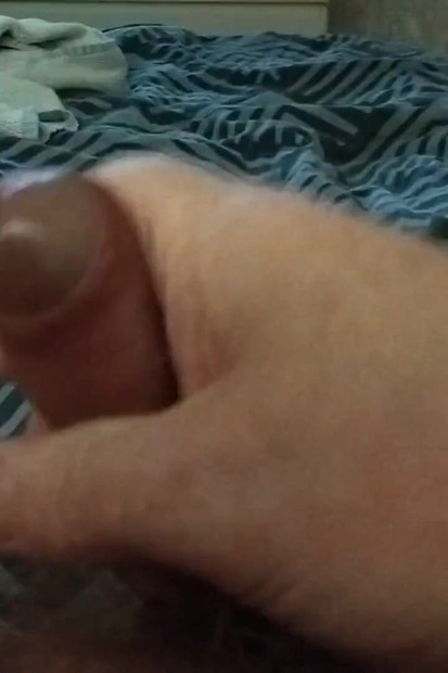 友人はベッドに横たわり、大きなチンコで遊んでいます
