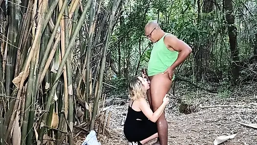 Трахаю за деревьями в парке с большим черным членом