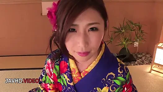 Ayumi shinoda gibt erstaunlichen blowjob, während sie verführerischen kimono vor der kamera trägt