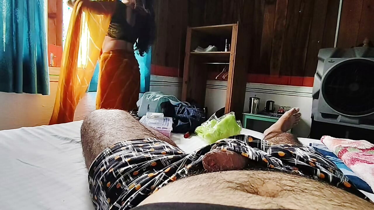 大屁股可爱的印度少妇在继兄弟面前换衣服，然后被粗暴地操