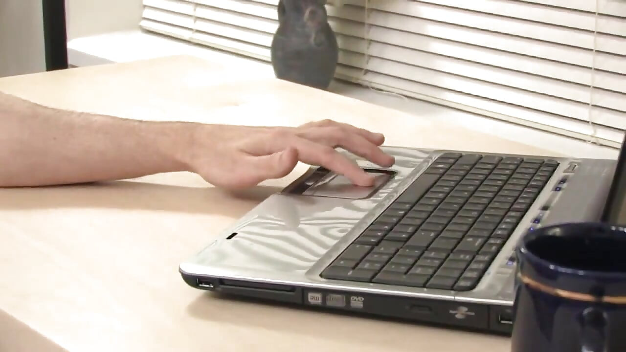 Ćelavi frajer ispred računala