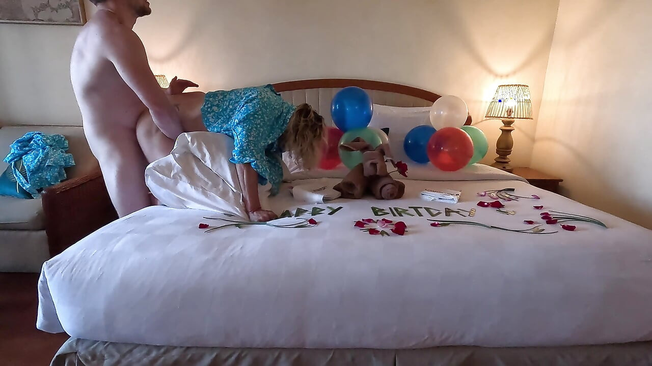 Pertama kali ngentot sama ibu tiriku di kamar hotel, ini hari ulang tahunnya
