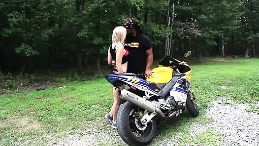 Don Whoe memeknya dientot habis-habisan di dalam motor
