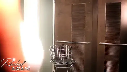 Rachel hat spaß im badezimmer mit vibrator