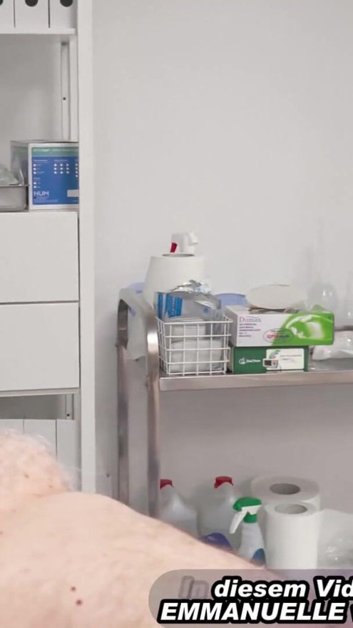 Lelijke dikke man patiënt krijgt pijpbeurt van Duitse vrouwelijke dokter | Clip 1