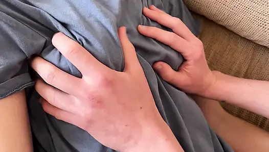 Моя шлюховатая сводная сестра позволила мне кончить на ее юные сиськи, нежная дрочка