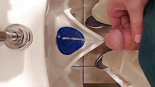 Pissen an einem Urinal machen - die Pissensammlung!