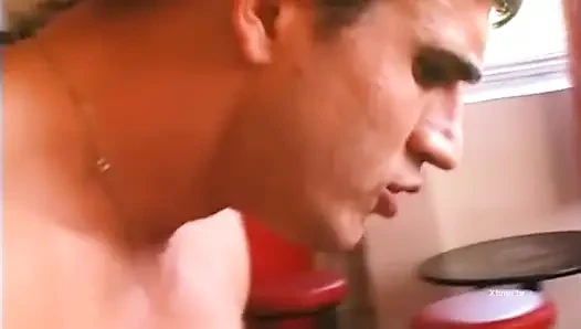 Taze tatlı bir yüz büyük bir yarağı emiyor
