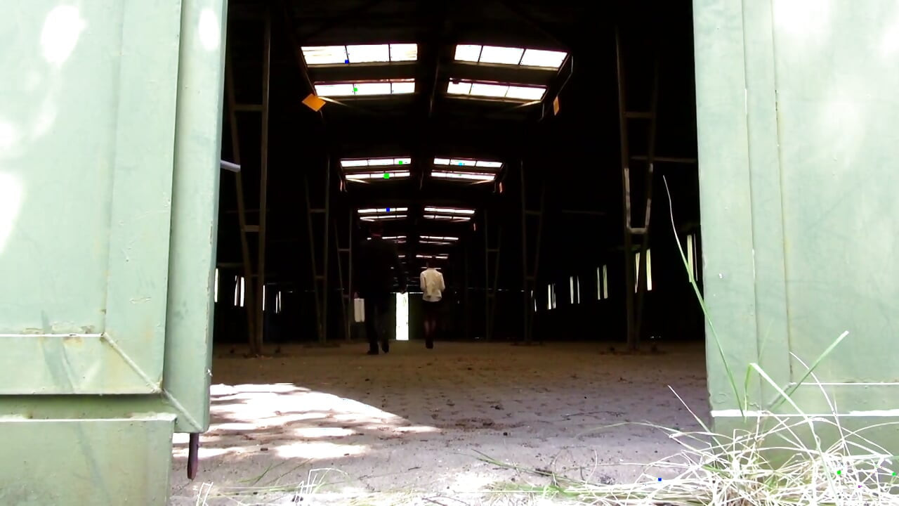 Adorável morena rabuda fodida ao ar livre com seu filho da puta