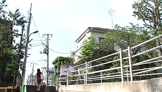 Kocası ihtiyaçlarını tatmin etmiyor, bu yüzden yemek mastürbasyonu yapıyor