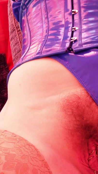 Momento iconico da "Pierced Pussy Seductress: stuzzica e orgasmo della miLF formosa, video di sesso porno con stivali alti fino alla coscia e fetish in PVC"