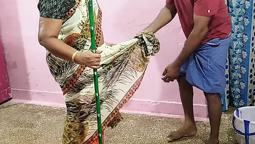 Meine Stiefmutter Säuberte Den Boden Mit Einem Mop, Also Hielt Ich Den Sari Auf, Damit Er Nicht Auf Den Boden Fiel.