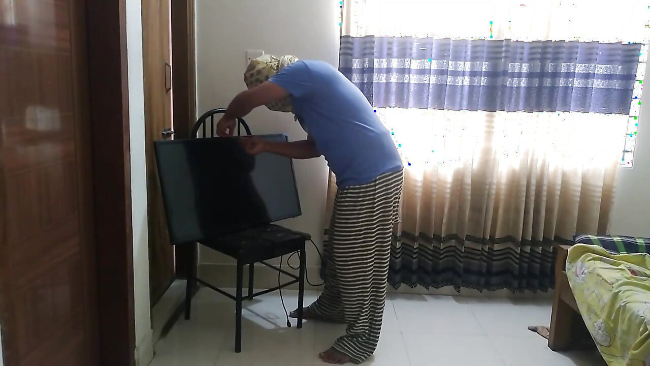 Enquanto um eletricista está consertando tv, a mulher gostosa quer transar com ele, em seguida, foder sua bunda grande e gozar