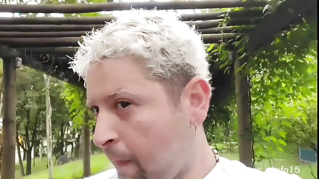 Aku kepergok pamer tubuhku di kamar mandi umum setelah diam-diam temanku.