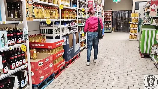 Crazy Rebeca Addams in jeans Buttcrack im Supermarkt
