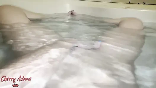 Mastürbasyon yapıp küvette ayaklarımı göstermek.