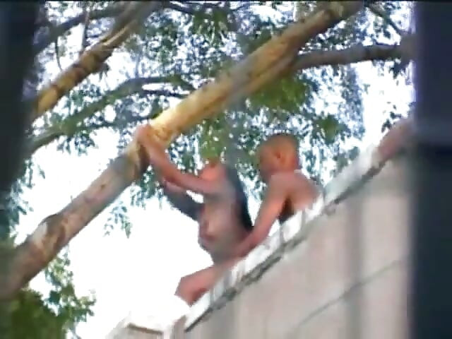 Puta de ébano apretada con botas blancas follada duro estilo perrito al aire libre