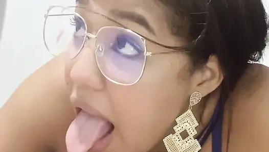 Gözlüklü büyük memeli latin büyük yarağımı emiyor