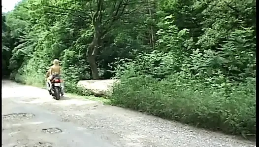 Azgın sarışın açık havada iki adamla sert üçlü seks yapıyor