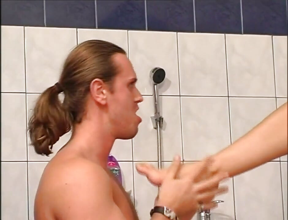 Coño follando fetiche de pies en el baño