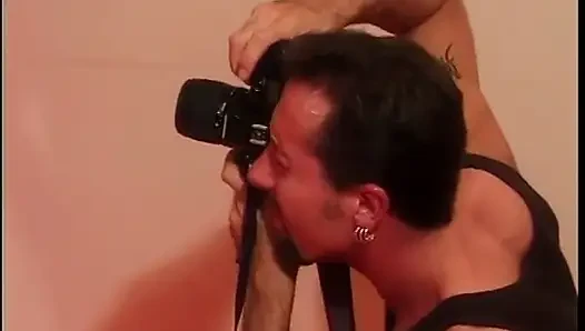 Azgın esmer adamlara büyük yarak emiyor ve sonra sikişiyor