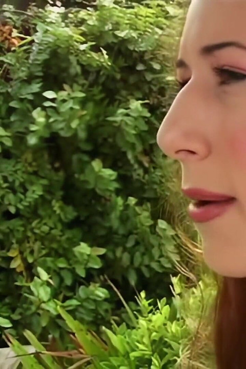 Seorang gadis muda panas bercinta keras di bilik mandi