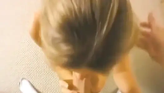 Haley spielt mit ihrer muschi, während sie schwanz lutscht