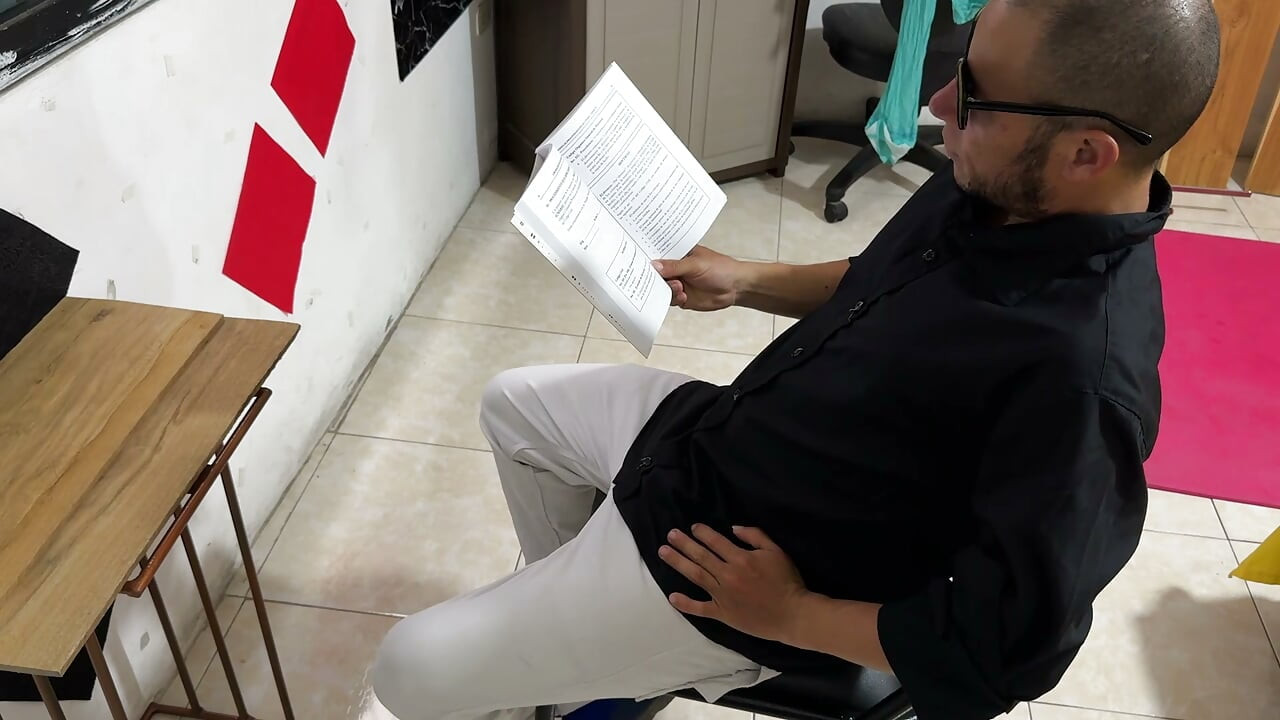 Un jefe alfa y su secretaria enamorada forman una dinámica inusual en la oficina de casa.