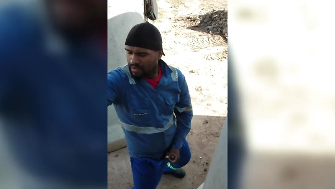 Prije nego što krene kući, radnik dobiva brzu vožnju na gradilištu.