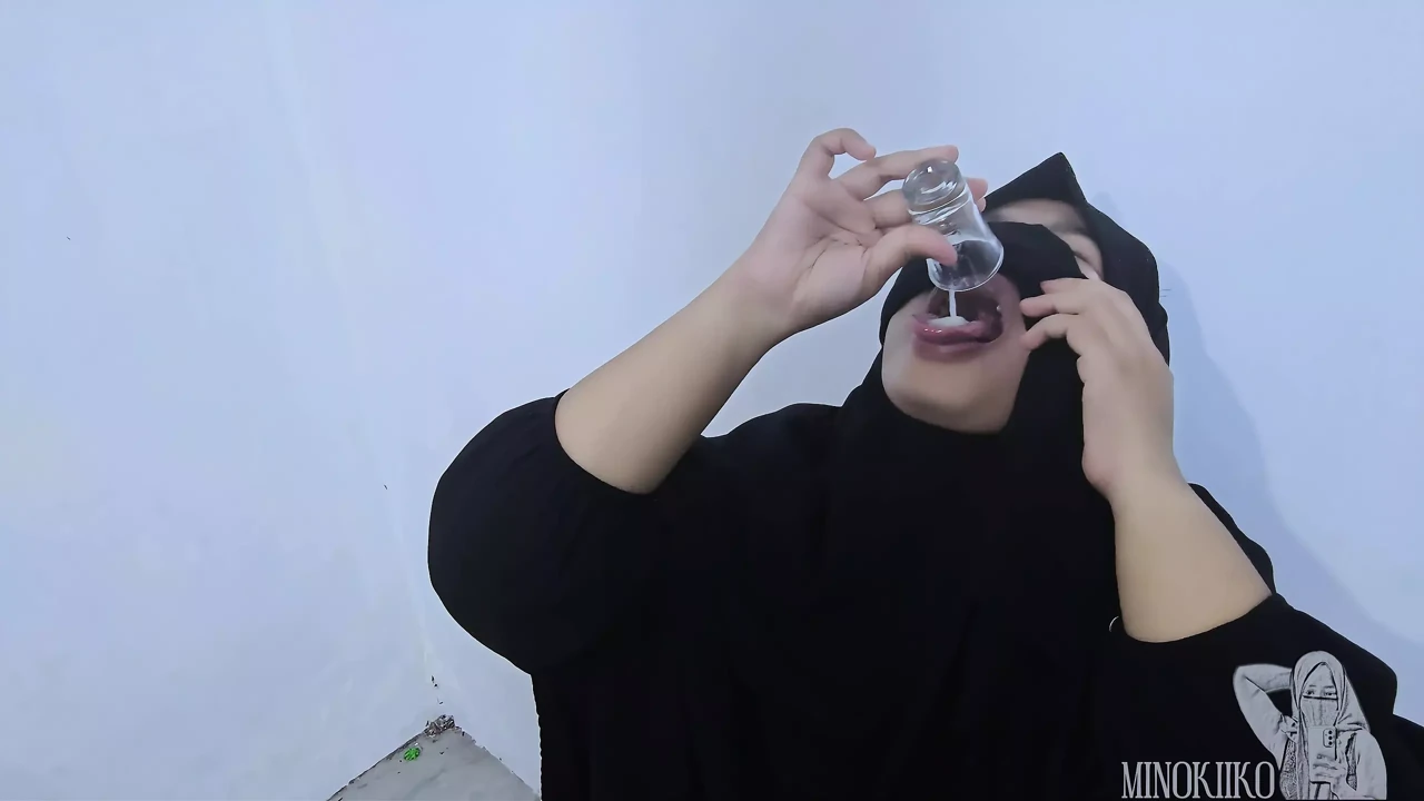 Hijab Girl with Niqab Drink a Fresh Cum from A Stranger in Waiting Room - Minokiiko