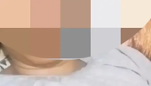 Görüntülü görüşmede büyük doğal göğüslerini gösteriyor