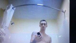 Schlanker hungriger Typ in der Dusche zeigt sein heißes Arschloch